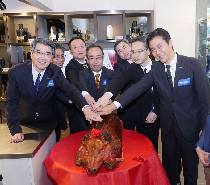 (From left to right) Mr Hidetoshi Osawa, Managing Executive Officer of Panasonic Corporation, Mr Shigehiro Uchiyama, Managing Director of Panasonic Eco Solutions (HK) Ltd., Mr Masunori Kobayakawa, Head of Business Unit of Panasonic Eco Solutions Company, Mr David Mong, Vice Chairman of Shun Hing Group, Mr Hitoshi Noda, Consul General of Japan in Hong Kong, Mr Akihiro Yamamoto, Member of the Board of Panasonic Corporation of China and Mr Tetsuro Shikata, Executive Officer of Panasonic Eco Solutions Company hosted the roast pig cutting ceremony.